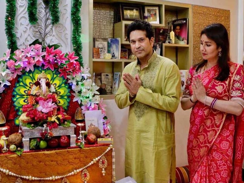 News : Sachin Tendulkar Was Seen In Ganpati Utsav With Her Wife गणेश उत्सव में खास अंदाज में नजर आए सचिन तेंदुलकर अंजली तेंदुलकर के साथ 