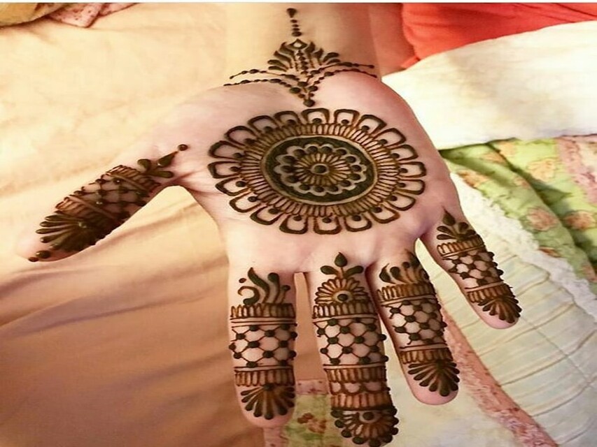 Fashion And Beauty : इस करवाचौथ अपने हाथों को सजाए इन सिंपल सोबर मेंहदी डिज़ाइन से / Simple Mehndi Designs 