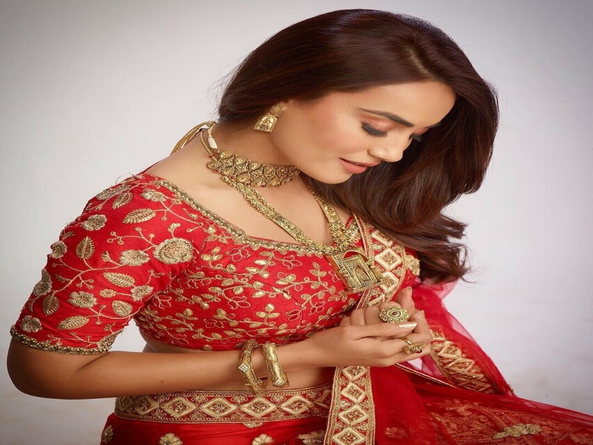 Fashion And Beauty : इस करवाचौथ खुद को लाल रंग से दे नया लुक जाने कैसे / Red Dresses For Karwachauth 