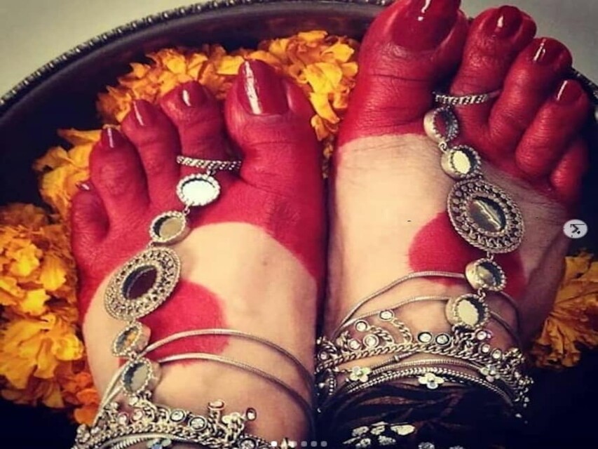 Fashion And Beauty : पैरों में आलता या महावार लगाने की स्टाइल