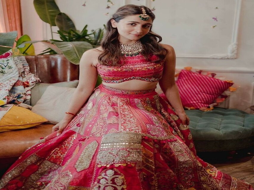 Fashion And Beauty : कजरी तीज फंक्शन में दिखना हो जोरदार तो फॉलो करें यह ट्रेडिशनल ड्रेस