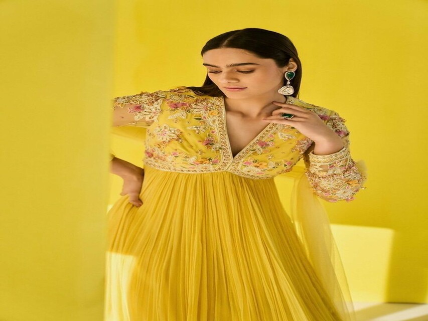 Fashion And Beauty : इस बसंत पंचमी संवारे खुद को इन ट्रेंडी लुक्स के साथ 