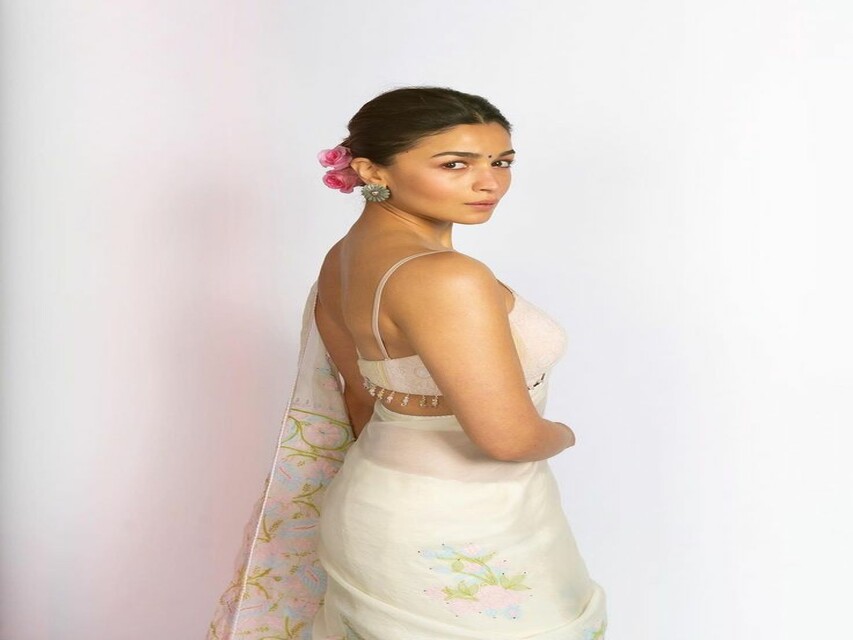 Fashion And Beauty : Alia Bhatt's White Saree Collection 
